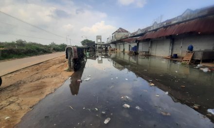 Rob Tinggi Genangi Jalan Perkampungan Di desa Kedungmutih Demak