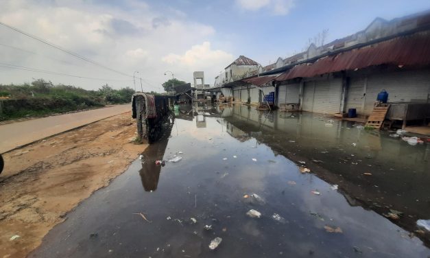 Rob Tinggi Genangi Jalan Perkampungan Di desa Kedungmutih Demak