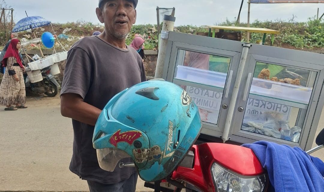 Pak Hajir Penjual Ayam Goreng Keliling , Utamakan Pendidikan Anak