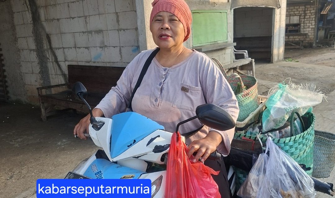 Marisih Jualan Makanan Keliling Biayai Kuliah Anak Hingga Lulus