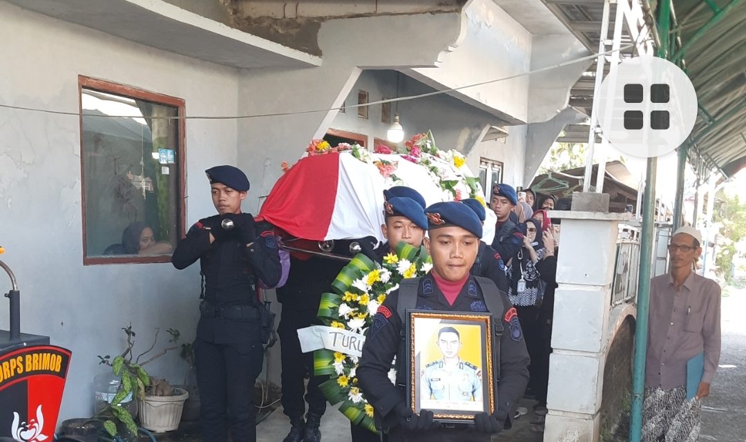 Pemakaman Secara Militer Anggota Satbrimob Polda Jawa Tengah di Desa Kedungmutih Demak