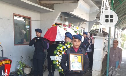 Pemakaman Secara Militer Anggota Satbrimob Polda Jawa Tengah di Desa Kedungmutih Demak