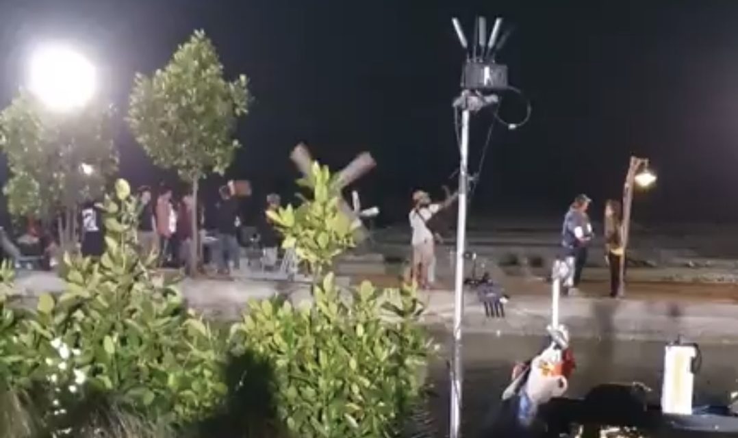 Ratusan Warga Nonton Shoting Film Layar Lebar  di Tambak Garam Desa Babalan Demak