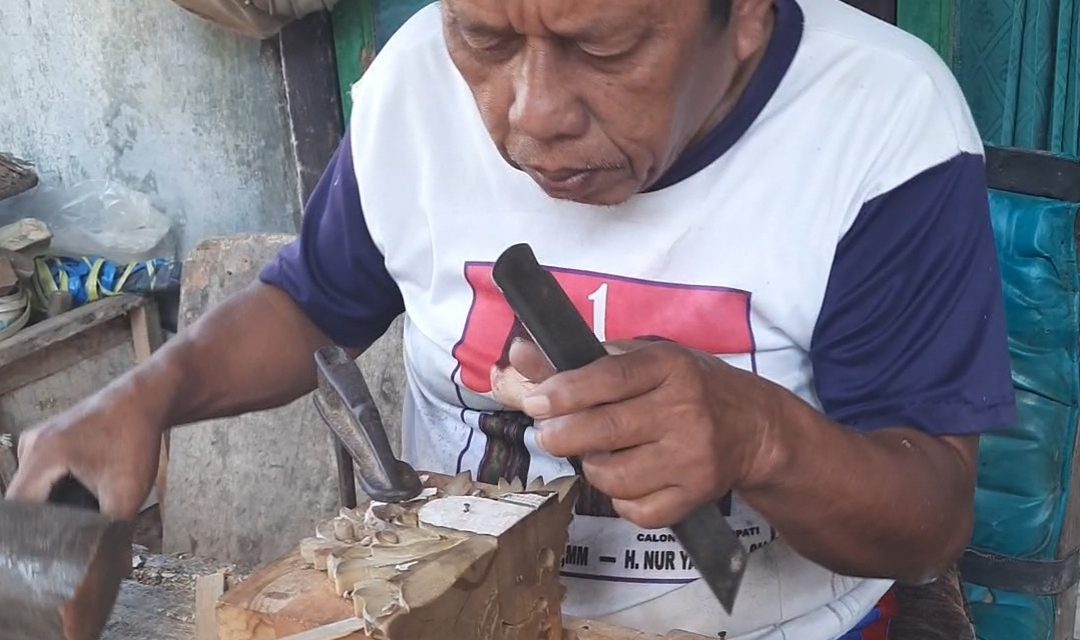 Mbah Asrori Tukang Ukir  Jepara Yang Masih Bertahan , Upah Sehari Rp 60 ribuan