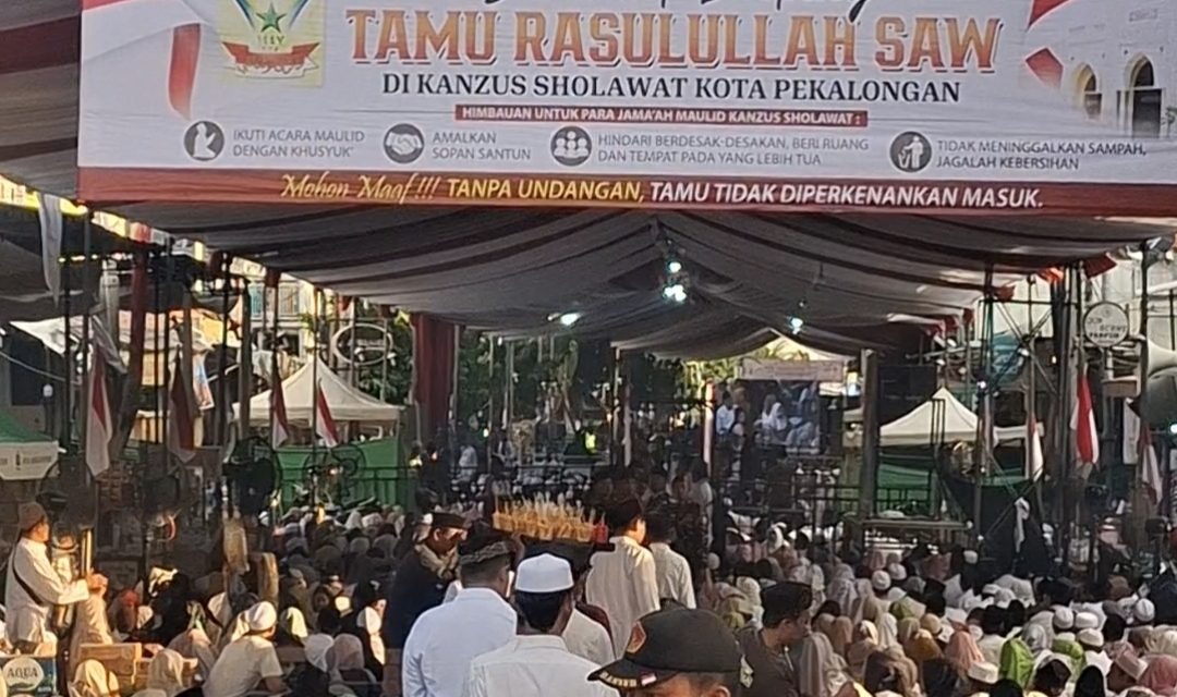 Ribuan Jamaah Hadiri Maulid Nabi Muhammad SAW Kanzussholawat 2025