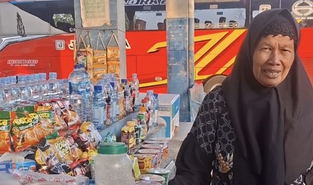 Bu Aminah Puluhan Tahun Jualan di Terminal Jepara , Dulu Hingga Kini