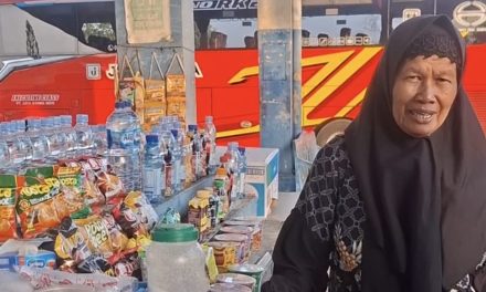 Bu Aminah Puluhan Tahun Jualan di Terminal Jepara , Dulu Hingga Kini