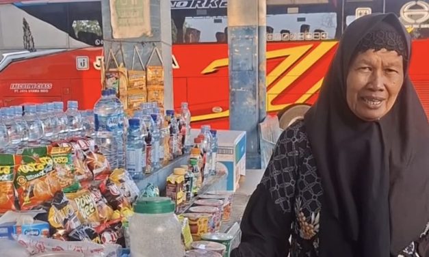 Bu Aminah Puluhan Tahun Jualan di Terminal Jepara , Dulu Hingga Kini