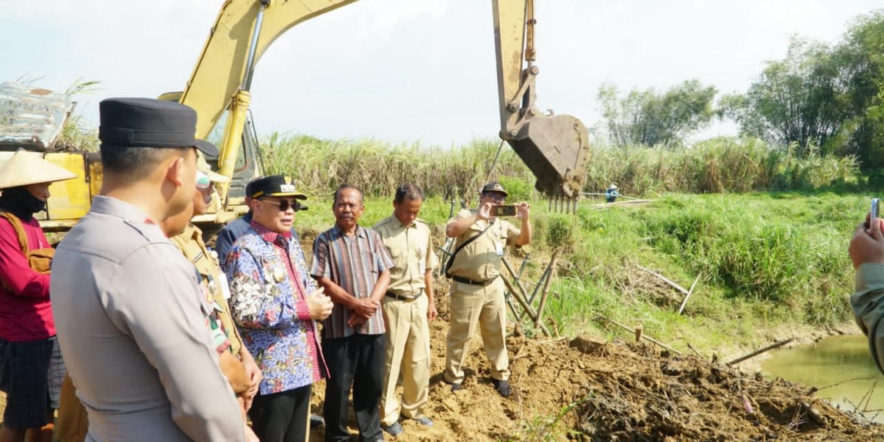 Kurangi Risiko Banjir, Pemkab Keruk Endapan Sungai Sentul