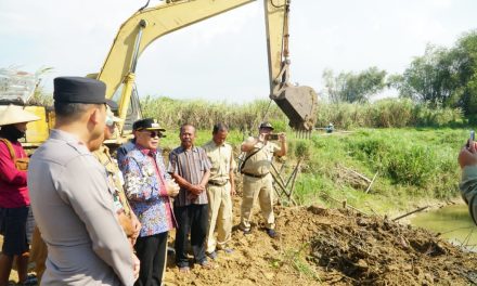 Kurangi Risiko Banjir, Pemkab Keruk Endapan Sungai Sentul