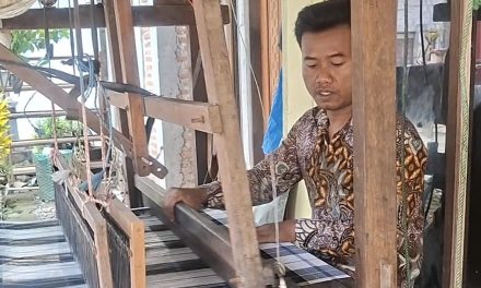 Mas Kharis Hidupi Keluarga Dengan  Menenun Kain Troso