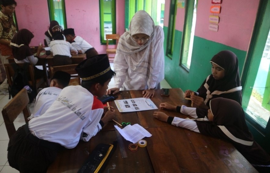 Atasi Momok Pelajaran Sulit: Dosen dan Mahasiswa Untidar Gagas Program ‘SMATH’ Tingkatkan Minat Sains dan Matematika melalui Hands-on Activity