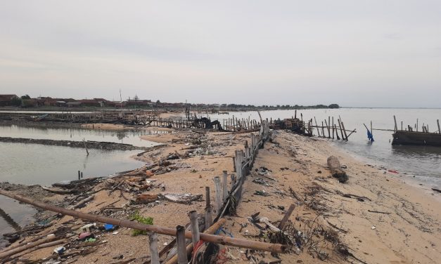 Abrasi Tambak Di Surodadi Jepara , Garis Pantai Dekati Perumahan Warga