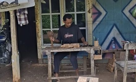 Pak Mastur Pengukir Jepara Yang Masih Bertahan , Orderan Ukir Tetap Ada Meski Upah Tak Seberapa