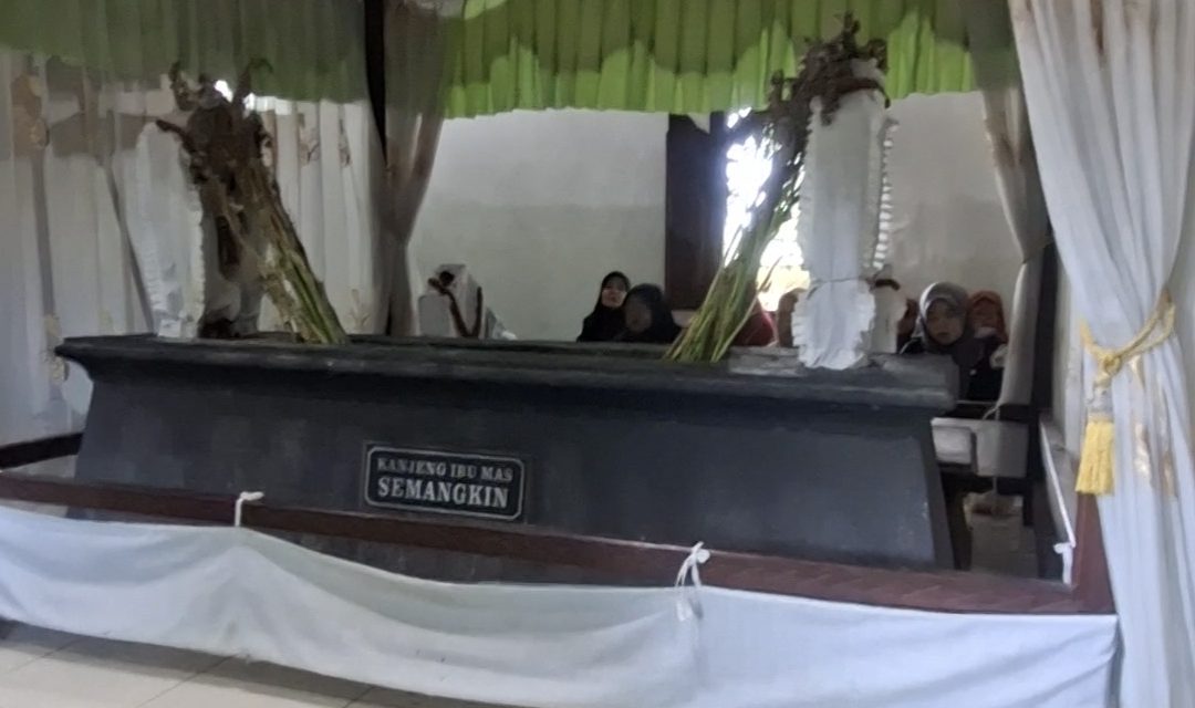 Raden Ayu Semangkin Trah Kraton  Demak , Di Makamkan di Desa Mayong Lor Jepara