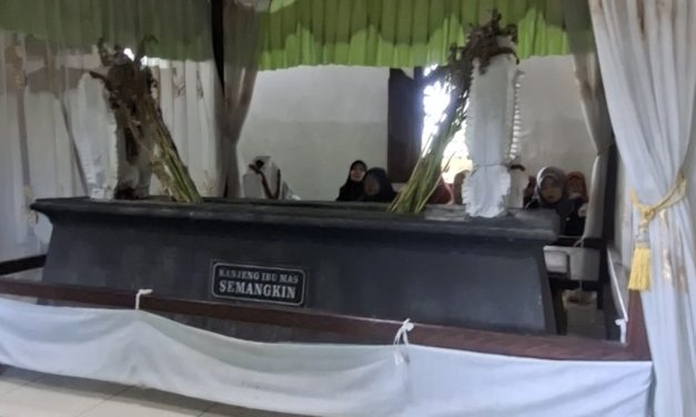 Raden Ayu Semangkin Trah Kraton  Demak , Di Makamkan di Desa Mayong Lor Jepara