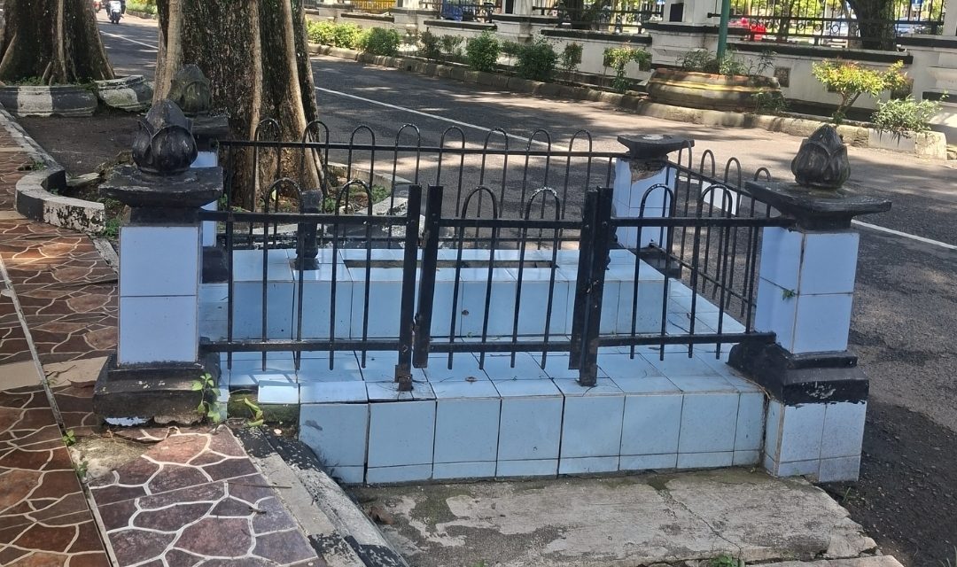 Makam  Unik Kiai Singkil Demak , Di Tepi Jalan Area Pendopo Kabupaten