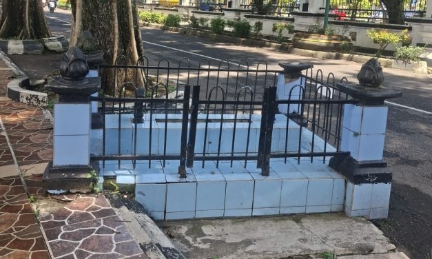 Makam  Unik Kiai Singkil Demak , Di Tepi Jalan Area Pendopo Kabupaten