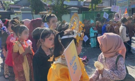 Meriah! SDN Ngawen Gelar Karnaval Kolaborasi Hari Kartini dan Hardiknas Bersama KKN Posko 18