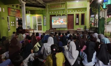 Mahasiswa KKN Posko 23 UIN Walisongo Semarang Dukung Akreditasi Perpustakaan Desa Jungsemi Melalui Nonton Bareng Film Edukatif