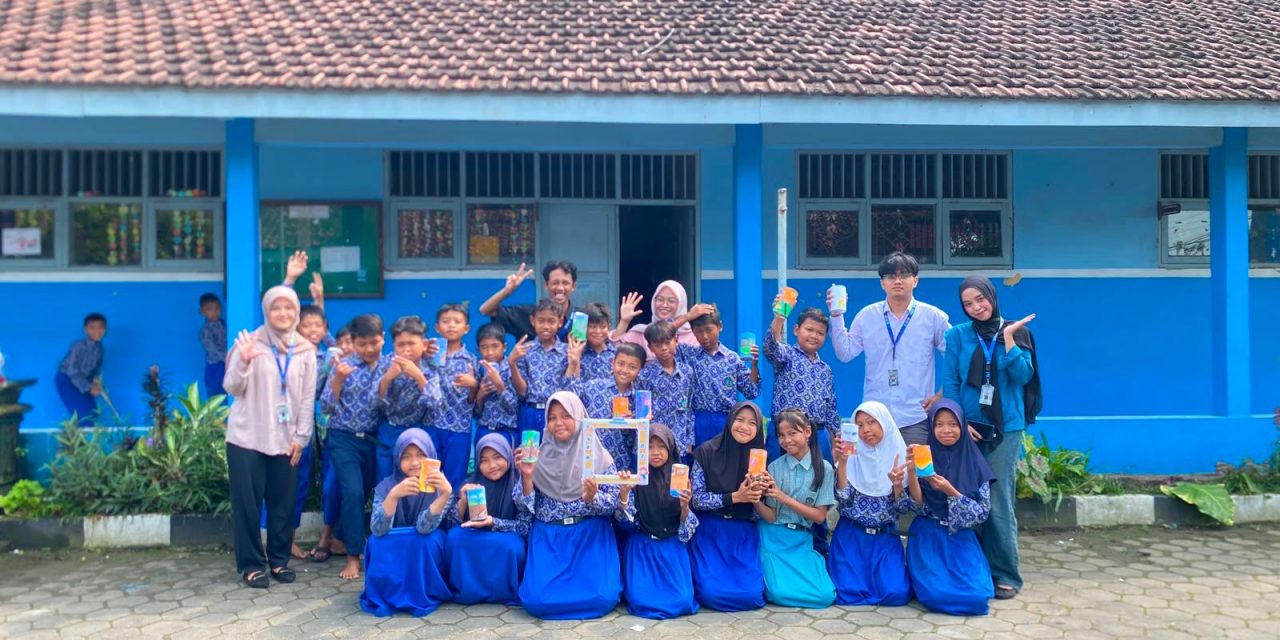 KKN UIN Walisongo Ajak Siswa SDN Mijen Melukis Celengan, Ajak Anak Gemar Menabung