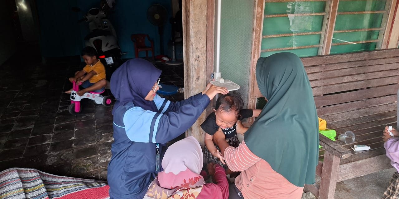 Tingkatkan Kepedulian Kesehatan, KKN UIN Walisongo Ikut Dampingi Posyandu Desa Geneng