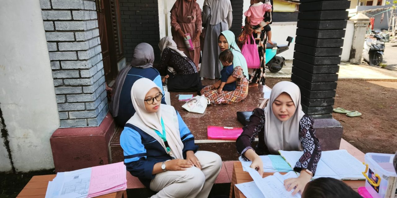 Cegah Cacingan Sejak Dini, Mahasiswa KKN UIN Walisongo Dampingi Pemberian Obat Cacing pada Posyandu di Desa Jetak