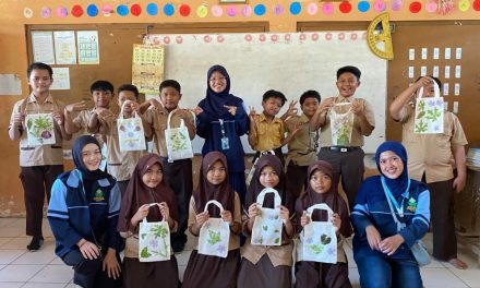 Dari Daun Jadi Karya: Mahasiswa KKN UIN Walisongo Kenalkan Ecoprint di Tiga SD Desa Geneng