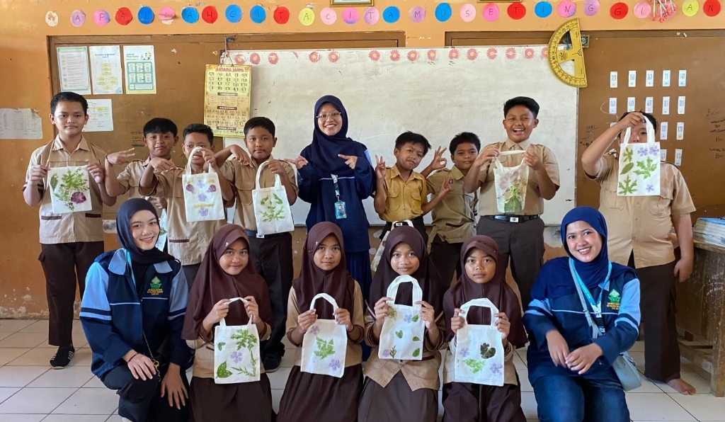 Dari Daun Jadi Karya: Mahasiswa KKN UIN Walisongo Kenalkan Ecoprint di Tiga SD Desa Geneng