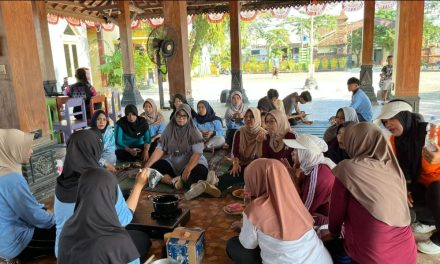 Dari Limbah Jadi Cuan, Mahasiswa KKN UIN Walisongo Ajarkan Warga Bungo Membuat Lilin Aromaterapi