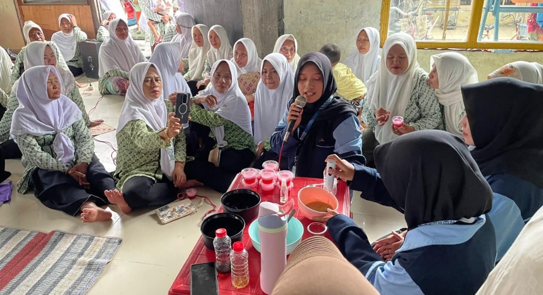 Fatayat Dilatih Mahasiswa KKN UIN Walisongo,  Sulap Minyak Jelantah Jadi Sabun Cuci Tangan