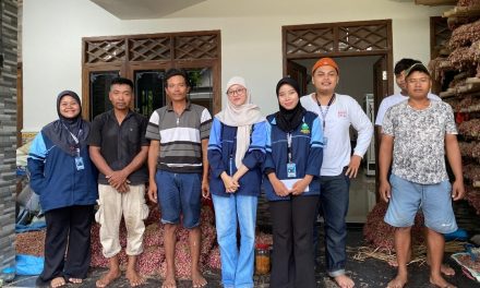 Kenalkan Digital Marketing ,Mahasiswa KKN UIN Walisongo Kunjungi Pelaku UMKM di Desa Bantengmati