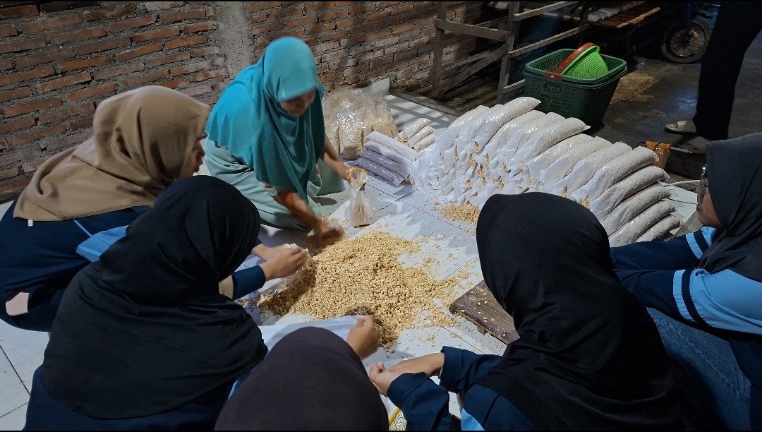 Belajar dari Pelaku Usaha Lokal, Mahasiswa KKN Kunjungi UMKM Tempe di Desa Bakung