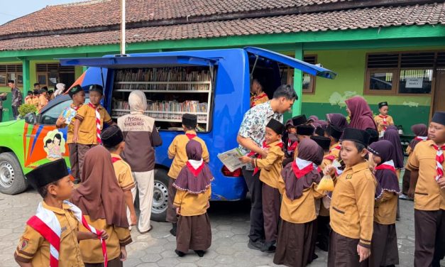 Semarak Hari Anak Nasional, KKN UIN Walisongo Berkolaborasi dengan Relima Perpusnas RI dan Dinarpus Kendal Tingkatkan Minat Baca Anak melalui Mobil Perpustakaan Keliling