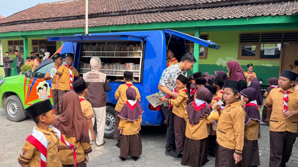 Semarak Hari Anak Nasional, KKN UIN Walisongo Berkolaborasi dengan Relima Perpusnas RI dan Dinarpus Kendal Tingkatkan Minat Baca Anak melalui Mobil Perpustakaan Keliling