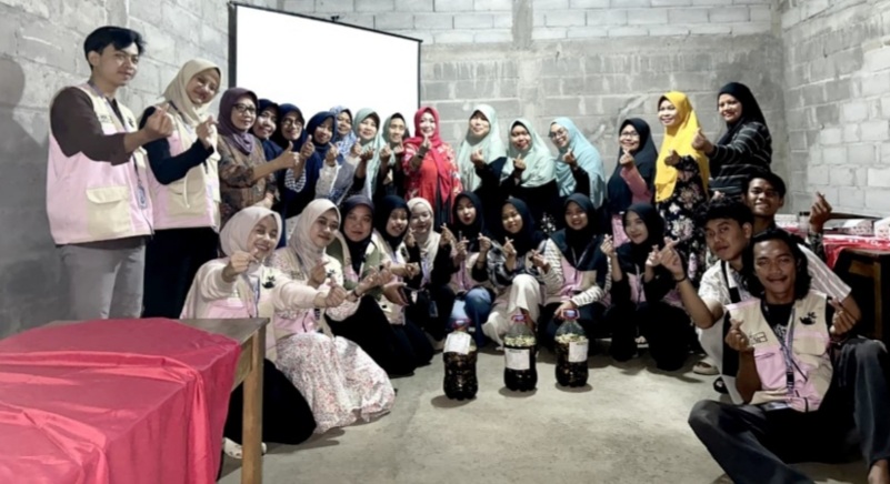 Dari Sampah Organik Jadi Manfaat, Mahasiswa KKN UIN Walisongo  Gelar Pelatihan Eco-Enzyme Bersama Ibu-Ibu PKK