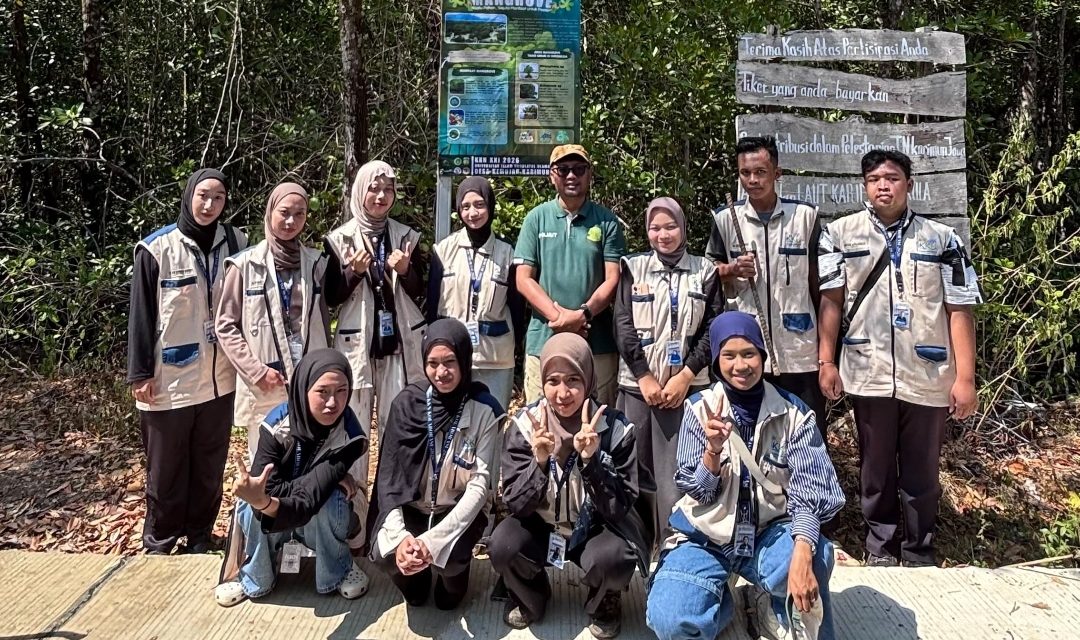 Langkah Kecil untuk Mangrove, KKN Kolaborasi UNISNU Pasang Papan Edukasi di Jalur Tracking Gonipa