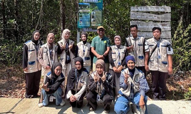 Langkah Kecil untuk Mangrove, KKN Kolaborasi UNISNU Pasang Papan Edukasi di Jalur Tracking Gonipa