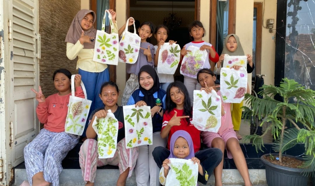 Mahasiswa Penyandang Disabilitas UIN Walisongo Menggandeng Anak – Anak Desa Gajah Demak Kenali Alam lewat Workshop Eco-Print