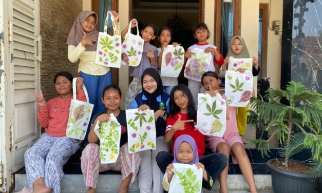 Mahasiswa Penyandang Disabilitas UIN Walisongo Menggandeng Anak – Anak Desa Gajah Demak Kenali Alam lewat Workshop Eco-Print