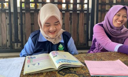 Meski KKN Sendiri, Mahasiswi Disabilitas UIN Walisongo Tetap Total Mengabdi di Posyandu Desa Gajah