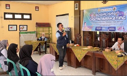 Tingkatkan Literasi Digital Pelaku Usaha, KKN UIN Walisongo Kenalkan Digital Marketing dan QRIS di Kebonharjo