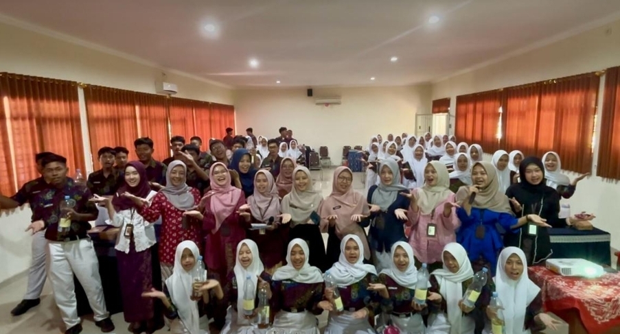 SISWA SMAN 1 KOTA MUNGKID MENGIKUTI SOSIALISASI DAN PELATIHAN PEMBUATAN ECO-ENZYME DARI LIMBAH ORGANIK OLEH MAHASISWA MKT UNIVERSITAS TIDAR