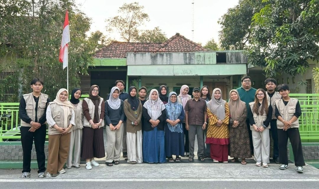 Tim PPK Ormawa Adbis Undip Dampingi KUB NATHER Banyumeneng Olah Gedebog Pisang Jadi Lanyard Bio-Leather Bernilai Jual