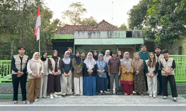 Tim PPK Ormawa Adbis Undip Dampingi KUB NATHER Banyumeneng Olah Gedebog Pisang Jadi Lanyard Bio-Leather Bernilai Jual