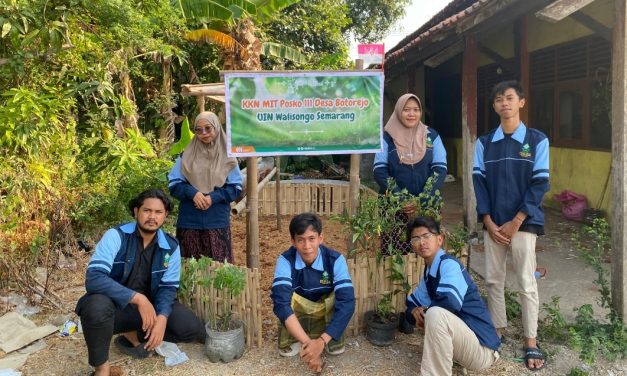 Dorong pemanfaatan lahan lebiih kreatif dan inovatif, Mahasiswa KKN MIT UIN Walisongo Bangun Vertikultur di area gedung PKK Desa Botorejo
