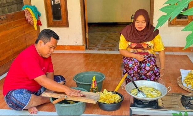 Tim PPK Ormawa Adbis Undip Dampingi Pengembangan Produk UMKM Banyumeneng