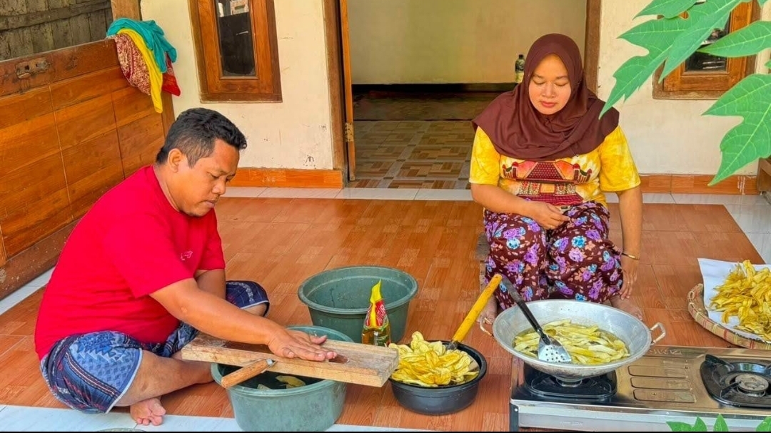 Tim PPK Ormawa Adbis Undip Dampingi Pengembangan Produk UMKM Banyumeneng